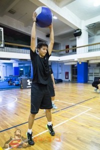 在篮球训练中，砸蓝球（也称为砸篮板）是一项重要的技术动作，它不仅能帮助球员更好地控制球权，还能在进攻和防守两端创造机会。以下是一个针对砸蓝球技术的教案，适合不同年龄和水平的篮球爱好者