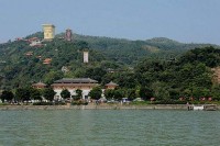 丰都，位于中国重庆市的东部，是一个历史悠久、文化底蕴深厚的地区，同时也是一个著名的旅游胜地。以下是一些丰都旅游的亮点和推荐