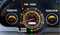 新能源汽车的转速通常是通过车辆的仪表盘或中控显示屏来显示的，与传统的燃油车类似。不过，由于新能源汽车的驱动方式不同，其转速的显示和意义也有所不同。以下是一些关于如何查看新能源汽车转速的指导