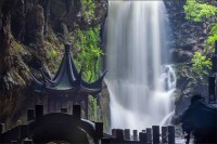 宜兴善卷洞是位于中国江苏省宜兴市的一处著名旅游景点，以其独特的自然景观和悠久的历史文化而闻名。以下是关于宜兴善卷洞旅游的一些详细信息