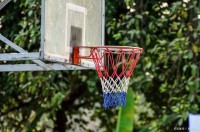 蓝白红篮球五号球通常指的是国际篮联（FIBA）规定的五号球，这种球主要用于青少年和女子比赛。这种篮球的规格如下