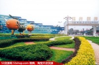 陈村花卉世界位于中国广东省佛山市顺德区陈村镇，是一个集花卉种植、观赏、销售及旅游休闲为一体的综合性旅游景区。这里四季如春，拥有丰富的花卉资源和优美的自然风光，是游客们放松身心、亲近自然的好去处。