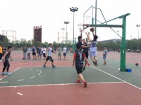 在篮球比赛中，球员们确实会积极地去争夺篮球（通常称为抢蓝球或争抢），但这并不是比赛的唯一目的或全部内容。篮球比赛的目的是将球投入对方的篮筐中得分，而抢蓝球是达成这一目的的一种手段。