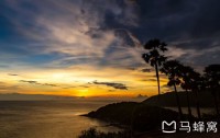 很遗憾，我无法直接提供图片，但我可以为你描述普吉岛的旅游景点和风光，以及提供一些可以参考的旅游图片来源。