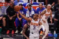 在2023年NBA季后赛首轮，雷霆队（Oklahoma City Thunder）与掘金队（Denver Nuggets）的第一场比赛于4月17日进行。以下是该场比赛的简要回顾