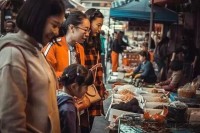 蹲在菜市场拍完第365条视频，我忽然闻到了生活的底色