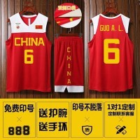 蓝白相间的篮球服是一种非常经典且受欢迎的球衣设计，它通常代表着清新、简洁和优雅的视觉效果。以下是一些关于蓝白篮球服的设计建议和搭配技巧
