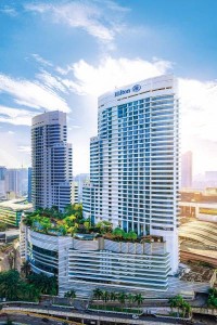 吉隆坡希尔顿酒店（Hilton Kuala Lumpur）是位于马来西亚吉隆坡市中心的一家五星级酒店，以其豪华的设施、优越的地理位置和周到的服务而闻名。以下是关于吉隆坡希尔顿酒店的一些旅游信息