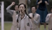 去球场看篮球比赛是一种非常受欢迎的休闲活动，不仅可以享受比赛的激烈和精彩，还能结交志同道合的朋友，感受体育运动的魅力。以下是一些建议，帮助您更好地享受在球场看篮球比赛的体验