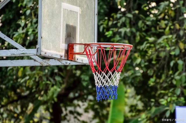 蓝白红篮球五号球通常指的是国际篮联（FIBA）规定的五号球，这种球主要用于青少年和女子比赛。这种篮球的规格如下
