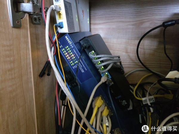 我在客厅角落蹲了半小时，终于让H3C华三B365路由器连上了宽带