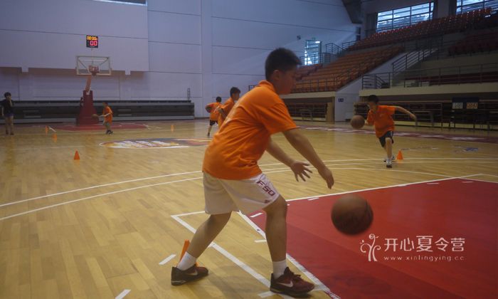 接篮球时，尤其是当球以高速飞来时，正确的接球技巧和身体姿势非常重要，以确保安全并有效控制球。以下是一些关于如何接篮球的技巧