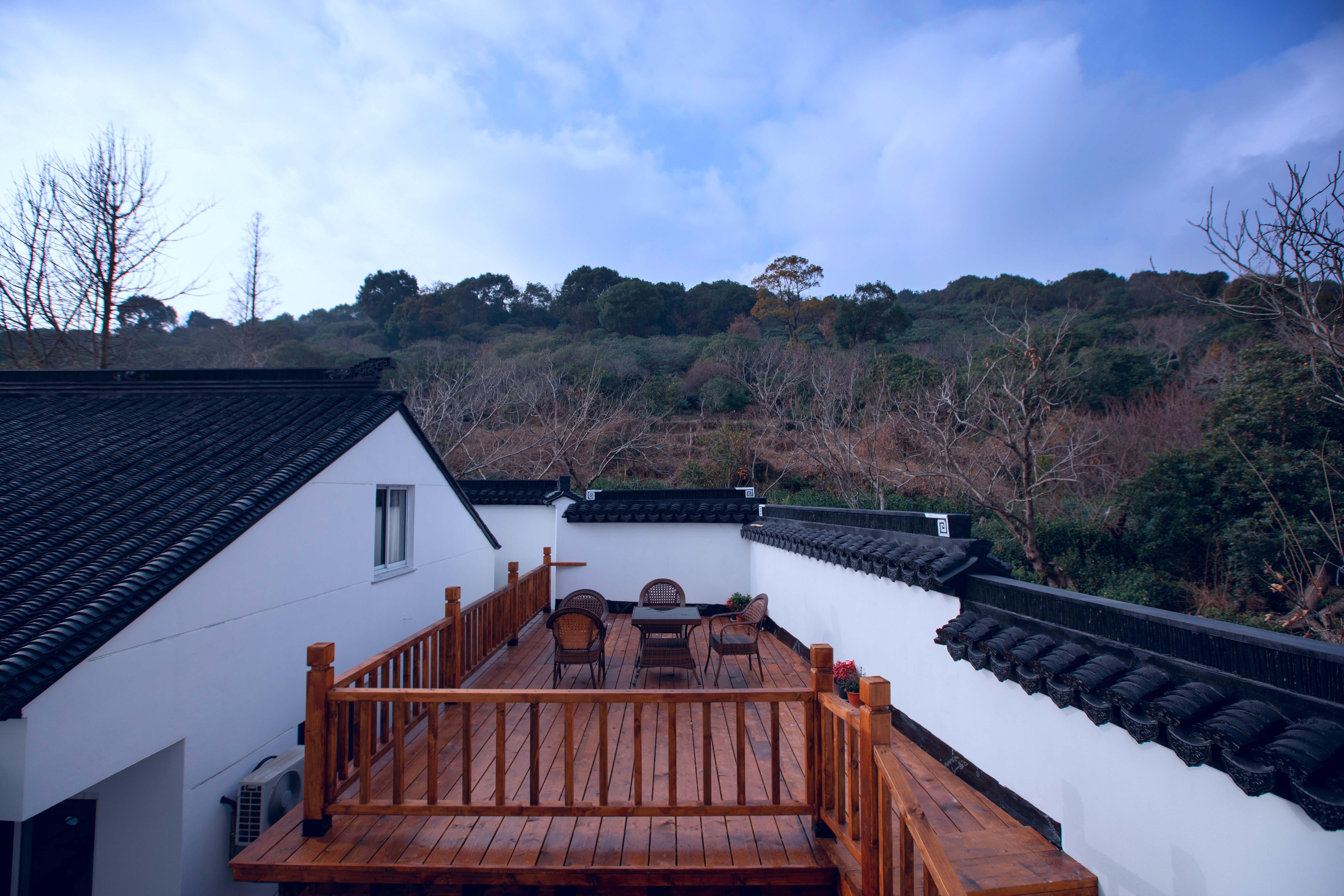 苏州西山太湖旅游区是一个集自然风光、人文景观和休闲娱乐为一体的旅游胜地，位于江苏省苏州市的西部，紧邻太湖。以下是关于苏州西山太湖旅游的一些详细介绍