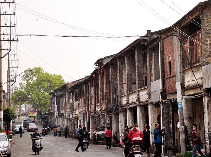 漳州石码，位于福建省漳州市龙海区，是一个历史悠久、文化底蕴深厚的古镇。这里不仅有丰富的自然景观，还有许多值得一游的景点和活动。以下是一些漳州石码的旅游推荐