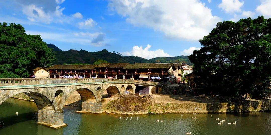 漳州石码，位于福建省漳州市龙海区，是一个历史悠久、文化底蕴深厚的古镇。这里不仅有丰富的自然景观，还有许多值得一游的景点和活动。以下是一些漳州石码的旅游推荐