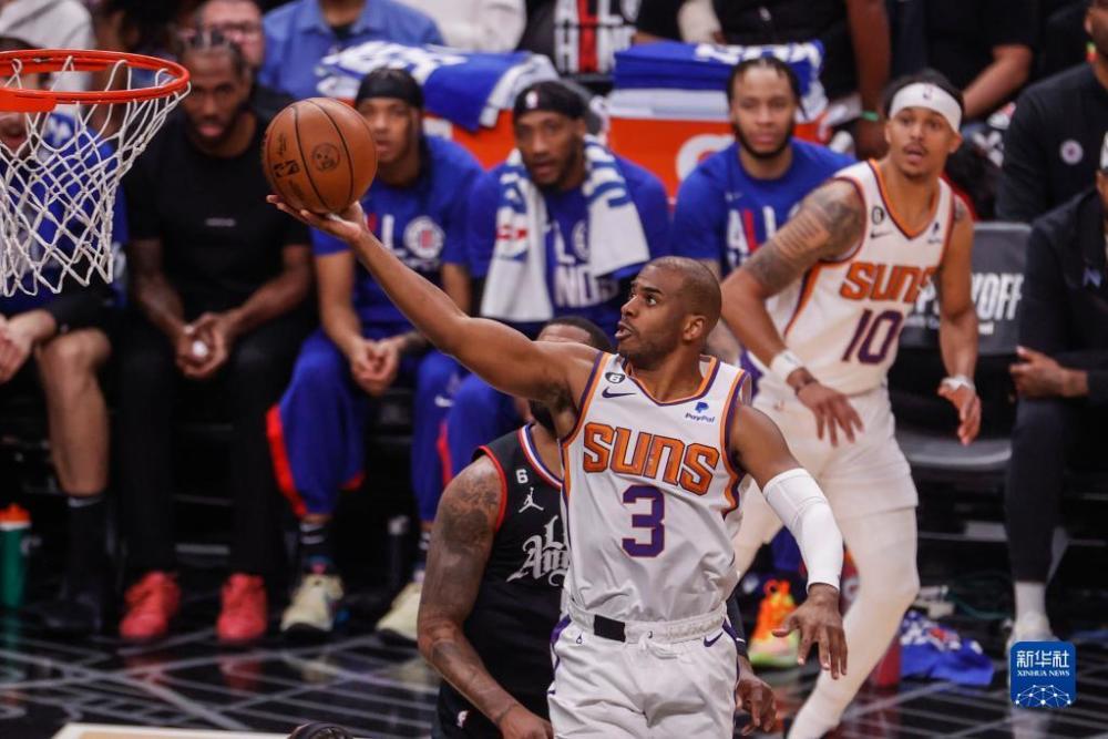 在2023年NBA季后赛首轮，雷霆队（Oklahoma City Thunder）与掘金队（Denver Nuggets）的第一场比赛于4月17日进行。以下是该场比赛的简要回顾