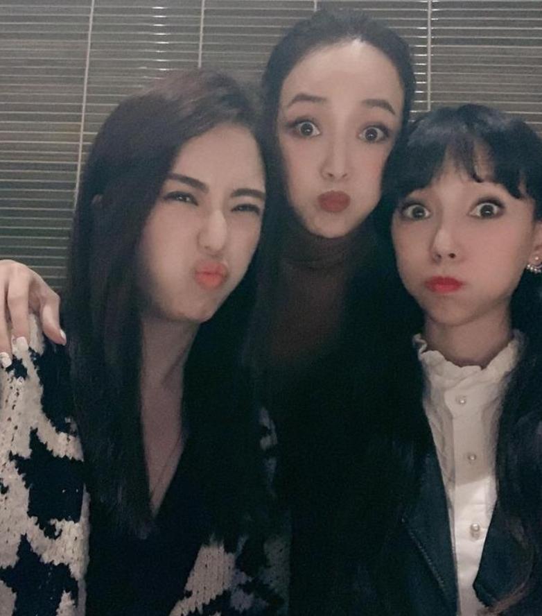 昨晚我闺蜜群里炸了 就为了找一部电影的完整版