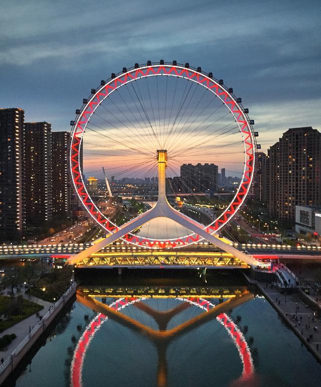 天津之眼,全称天津永乐桥摩天轮,是亚洲唯一建在桥上的摩天轮,也是天津市的标志性景观之一。它位于天津市红桥区永乐桥,紧邻天津火车站和意式风情街,是天津的著名旅游景点之一。 天津之眼,全称天津永乐桥摩天轮,是亚洲唯一建在桥上的摩天轮,也是天津市的标志性景观之一。它位于天津市红桥区永乐桥,紧邻天津火车站和意式风情街,是天津的著名旅游景点之一。