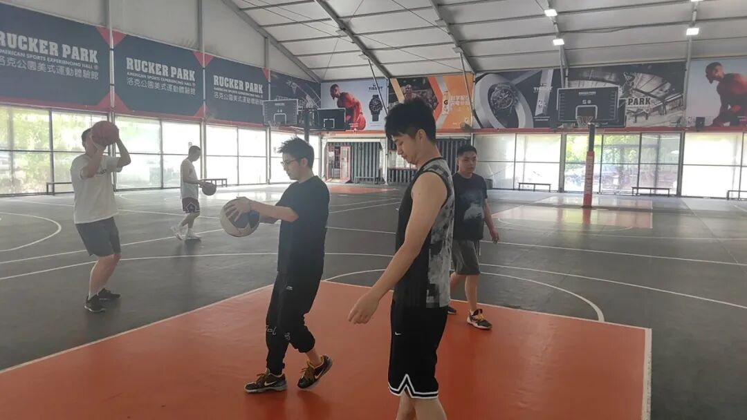 在回答篮球俱乐部里有蓝球吗这个问题时，我们首先明确篮球俱乐部的名称所暗示的设施和活动。篮球俱乐部是专门为篮球运动而设立的场所，其名称中的篮球二字直接指向了该场所的主要活动内容。