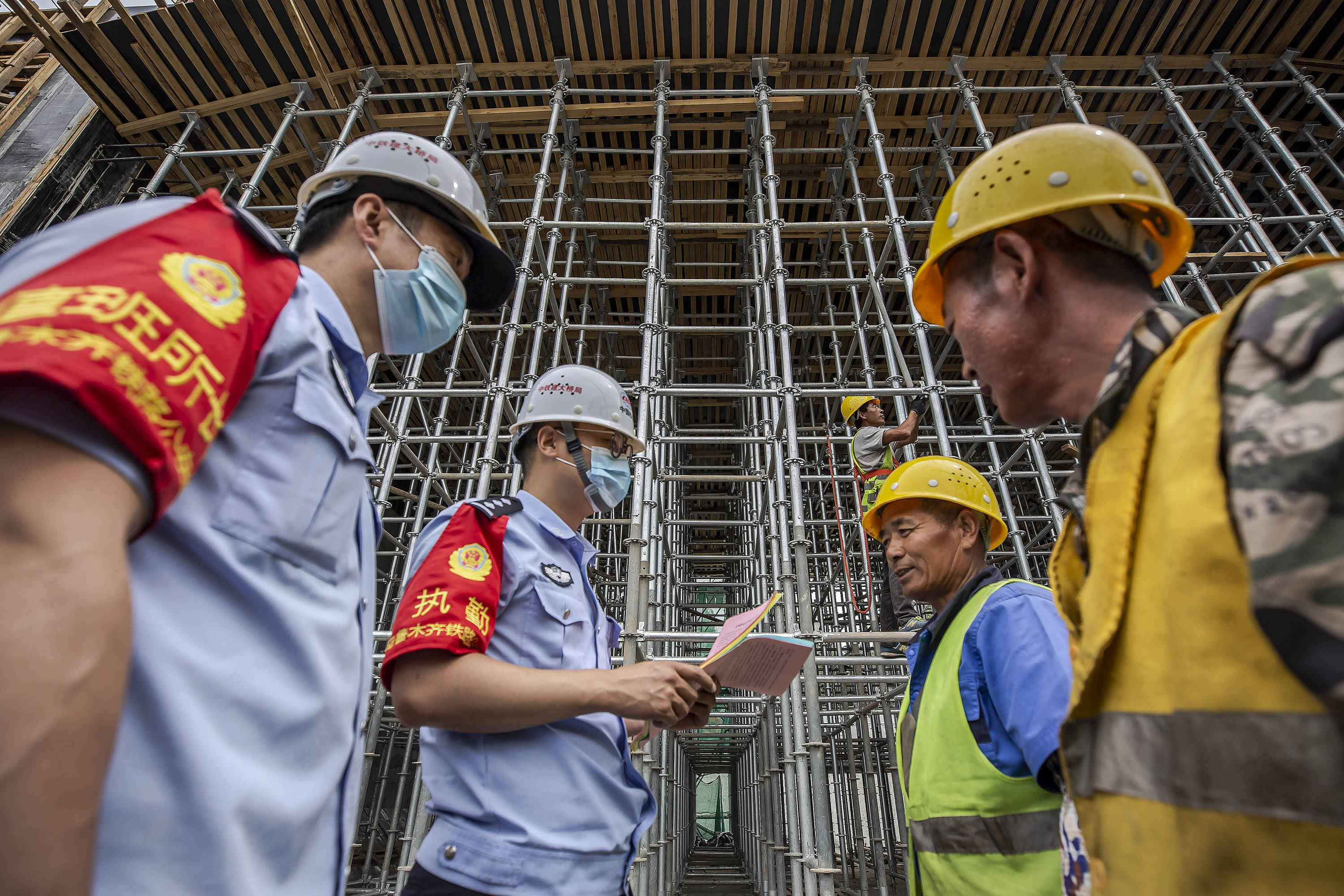 跟着老陈在工地蹲了一天,终于搞懂了SY365H这台铁疙瘩 跟着老陈在工地蹲了一天,终于搞懂了SY365H这台铁疙瘩
