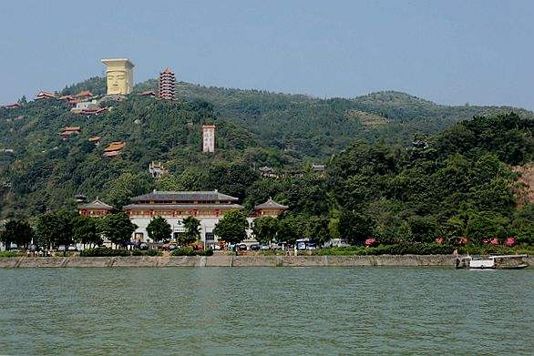 丰都，位于中国重庆市的东部，是一个历史悠久、文化底蕴深厚的地区，同时也是一个著名的旅游胜地。以下是一些丰都旅游的亮点和推荐