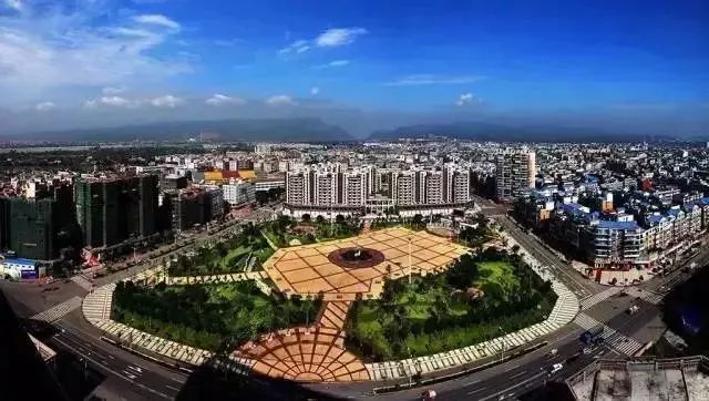 深沟寺八区位于中国四川省乐山市市中区，是一个相对较老的住宅区，其房产情况主要受到以下几个因素的影响