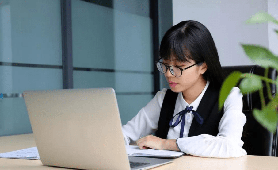 王万里和崔明君是两个不同的名字，分别代表不同的人。如果是在某个特定情境或事件中，比如一场辩论、比赛或争论，那么王万里vs崔明君就意味着这两个人正在进行某种形式的对决或竞争。