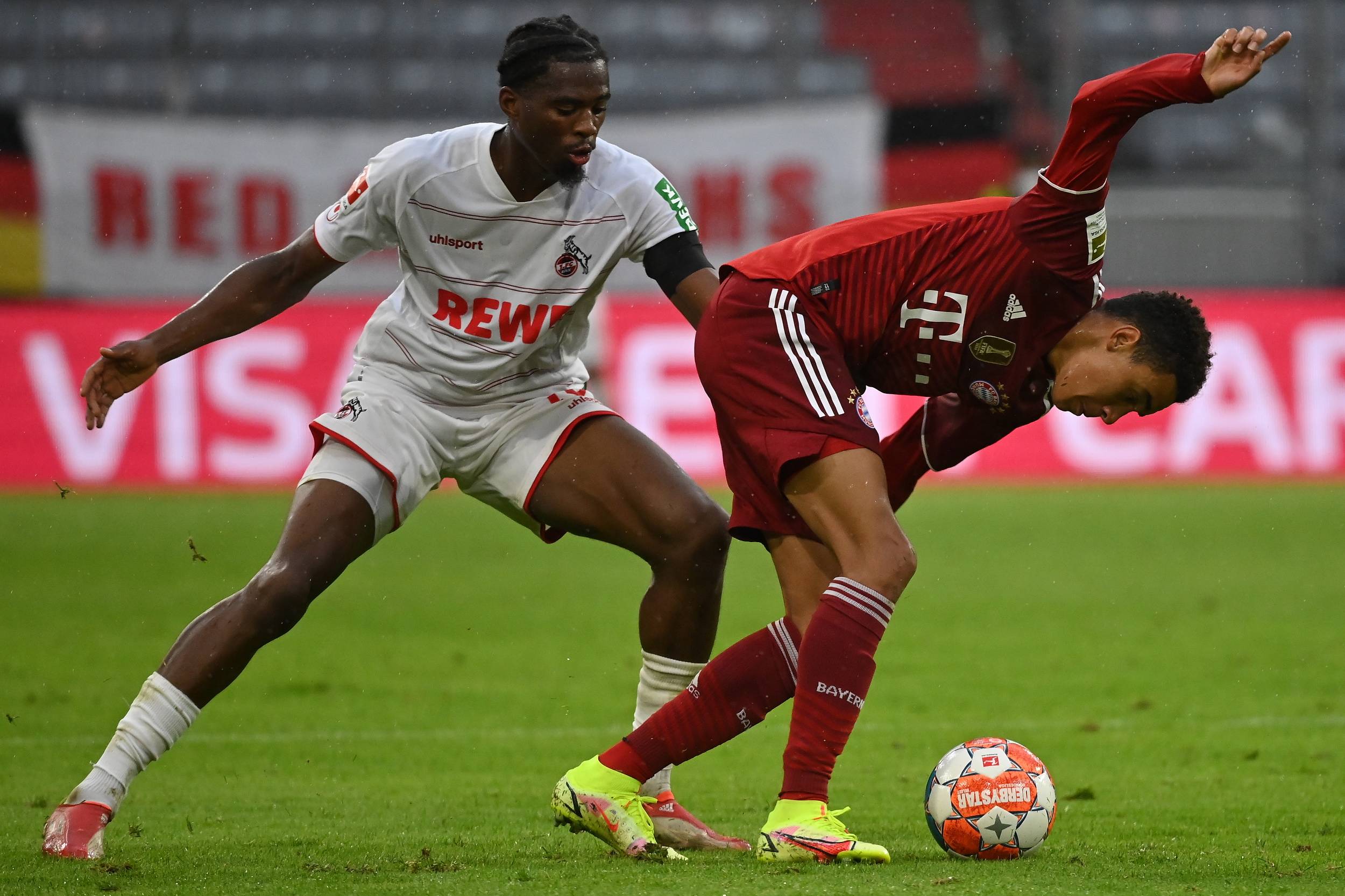 科隆和卡尔斯鲁厄的比赛是德国足球甲级联赛（Bundesliga）中的一场重要对决。两队都是德国足球联赛中的老牌球队，拥有丰富的历史和众多球迷。