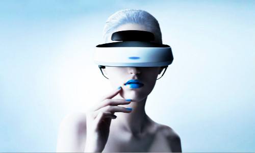 那天我戴上VR头盔想体验上帝视角，结果灾难来了
