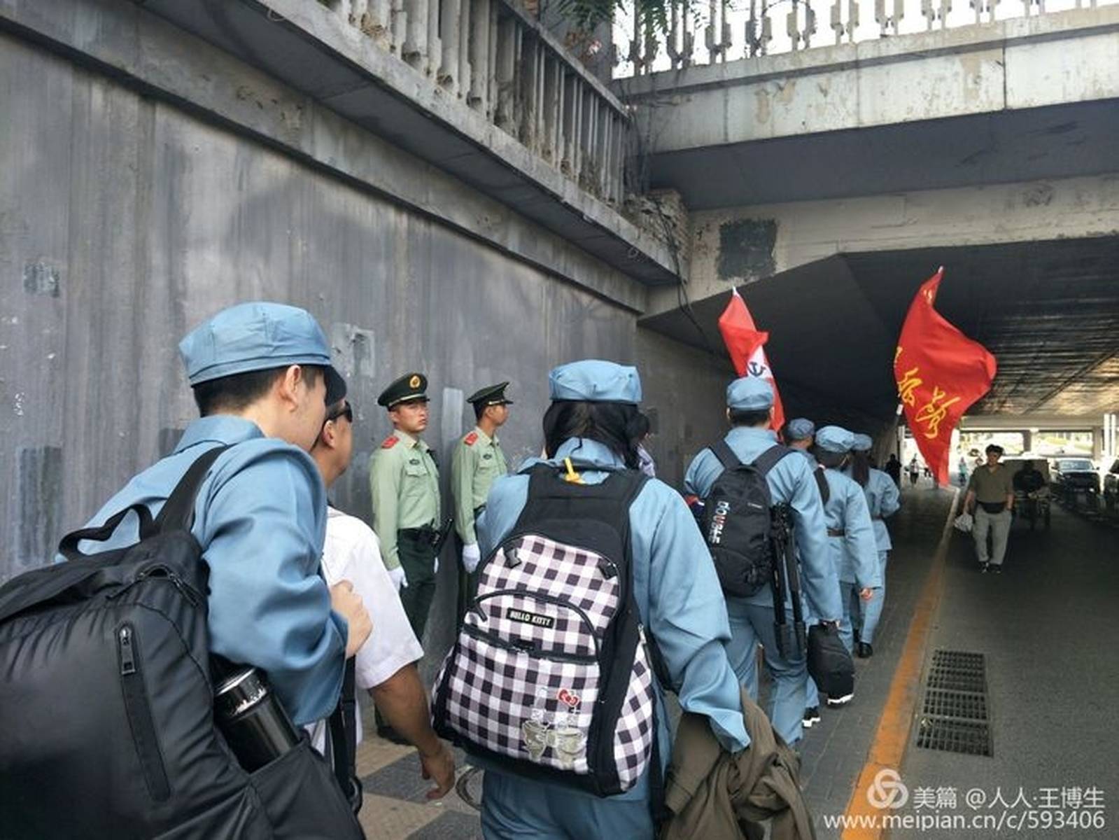 那个背包上印着365天倒计时的人，终于走完了他的长征路