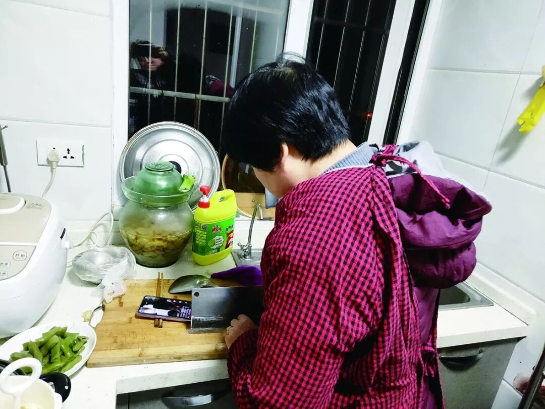 在抖音刷到孙丽英365那天，我蹲在厨房剥了半小时蒜