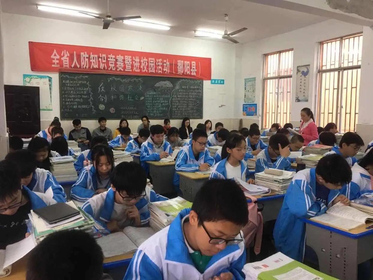 昨天帮同事转了个PPT，结果打开全是乱码