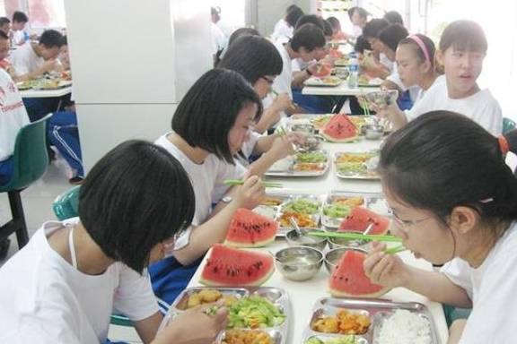 吃了一年食堂，我才发现它根本不是吃饭的地方那么简单